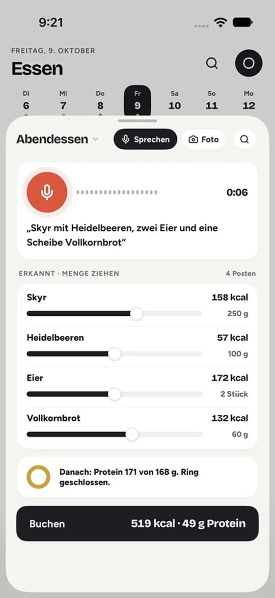 Eingesprochene Mahlzeit erkannt: Skyr, Heidelbeeren, Eier, Vollkornbrot, zusammen 519 kcal und 49 g Protein